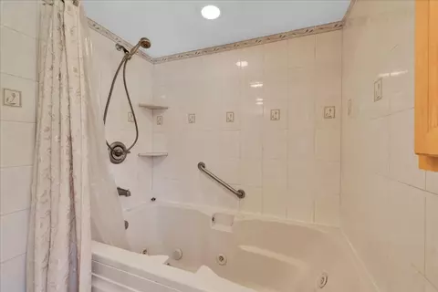 Bath - 456 Hamilton Dr, Wheaton, IL 60189 photo 5 of 6