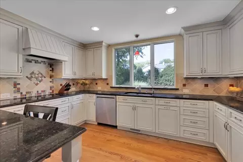 Kitchen - 456 Hamilton Dr, Wheaton, IL 60189 photo 3 of 7