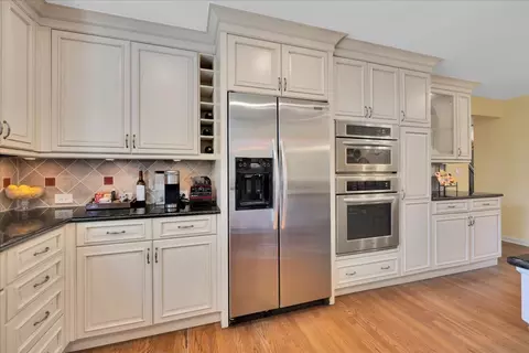 Kitchen - 456 Hamilton Dr, Wheaton, IL 60189 photo 6 of 7