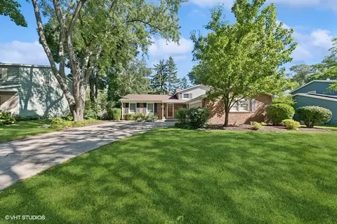 716 Liberty Bell Ln, Libertyville, IL 60048