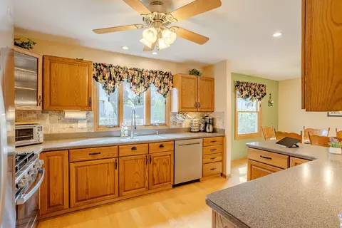 993 Longstreet Dr, Bartlett, IL 60103 photo 4