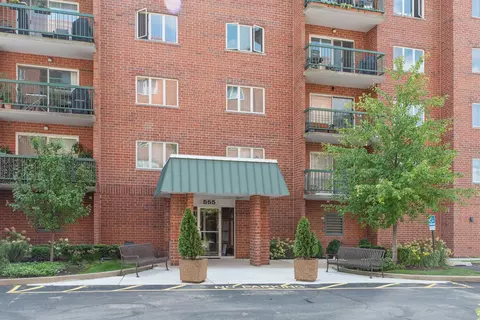 555 S River Rd #401, Des Plaines, IL 60016