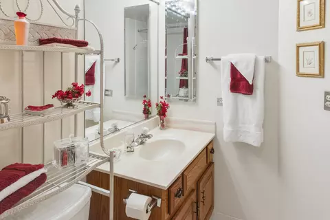 555 S River Rd #401, Des Plaines, IL 60016 photo 4