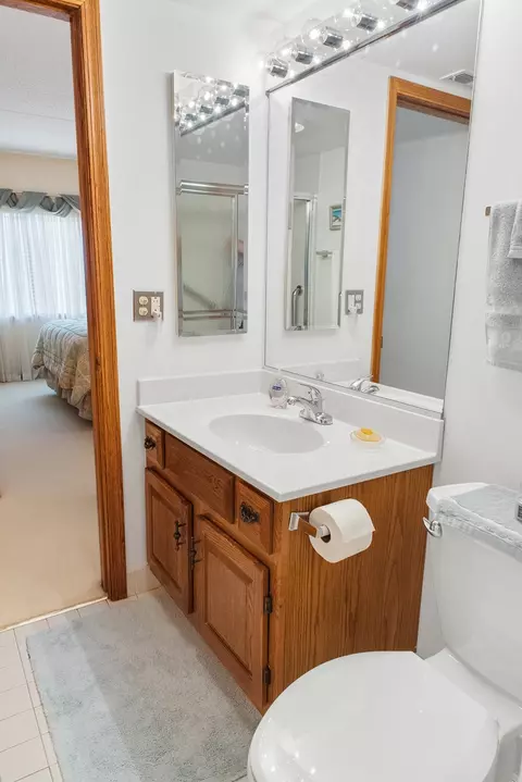 555 S River Rd #401, Des Plaines, IL 60016 photo 18