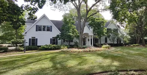 525 Inverway Rd, Inverness, IL 60067