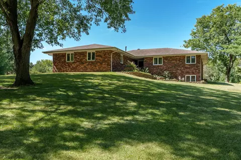 10404 Moonglow Dr, Roscoe, IL 61073