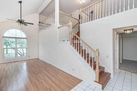 4715 Amber Cir, Hoffman Estates, IL 60192 photo 2