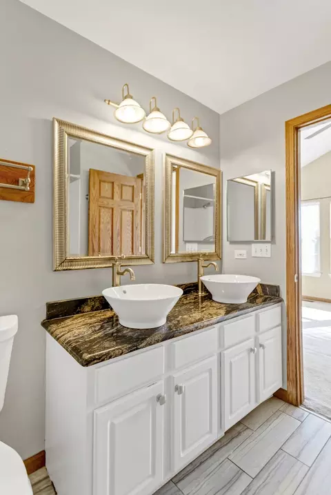 Bath - 9683 Compton Dr, Huntley, IL 60142 photo 2 of 5