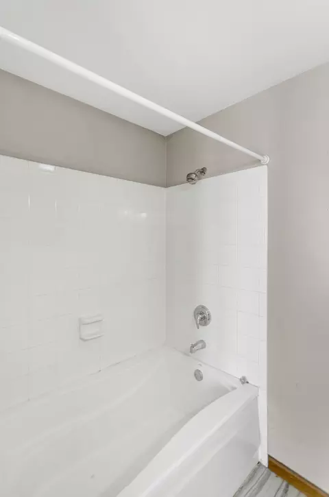 Bath - 9683 Compton Dr, Huntley, IL 60142 photo 3 of 5