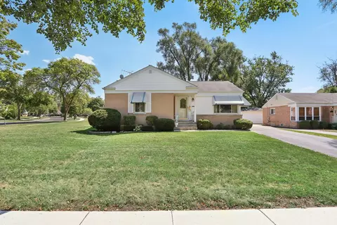 687 E Clarendon Ct, Arlington Heights, IL 60004
