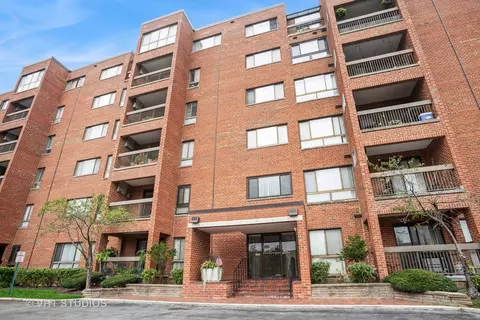 600 Naples Ct #202, Glenview, IL 60025