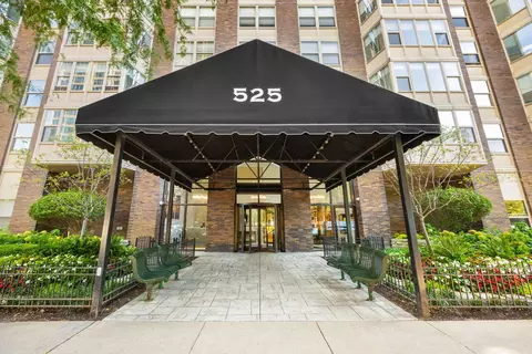 525 W Hawthorne Pl #1002, Chicago, IL 60657