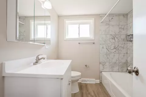 Bath - 8702 Gregory Ln #B, Des Plaines, IL 60016 photo 1 of 3