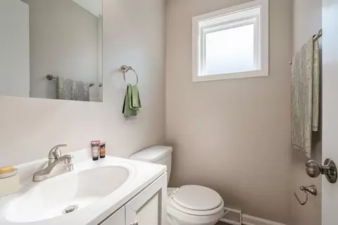 Bath - 8702 Gregory Ln #B, Des Plaines, IL 60016 photo 2 of 3