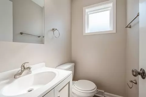 Bath - 8702 Gregory Ln #B, Des Plaines, IL 60016 photo 3 of 3