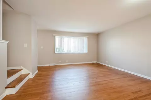 Living - 8702 Gregory Ln #B, Des Plaines, IL 60016 photo 4 of 4