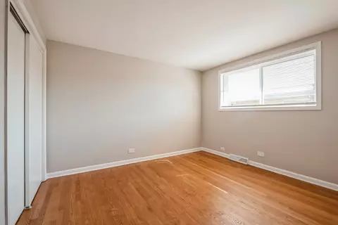 Bedroom - 8702 Gregory Ln #B, Des Plaines, IL 60016 photo 2 of 6