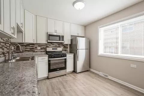 Kitchen - 8702 Gregory Ln #B, Des Plaines, IL 60016 photo 2 of 3
