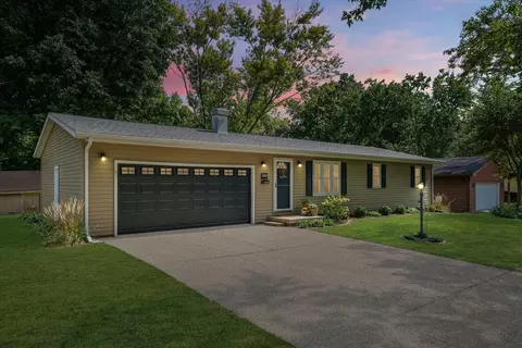 208 Clayton Dr, Mahomet, IL 61853