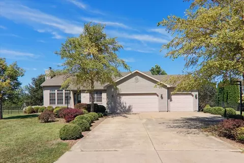 333 Clearview Rd, El Paso, IL 61738