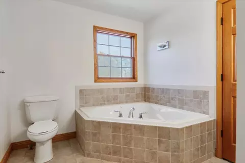 Bath - 333 Clearview Rd, El Paso, IL 61738 photo 2 of 3