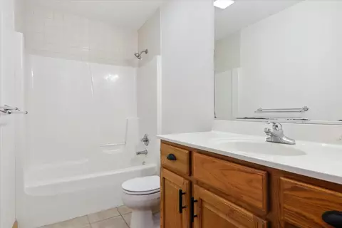 Bath - 333 Clearview Rd, El Paso, IL 61738 photo 1 of 3