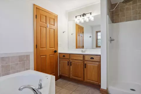 Bath - 333 Clearview Rd, El Paso, IL 61738 photo 3 of 3