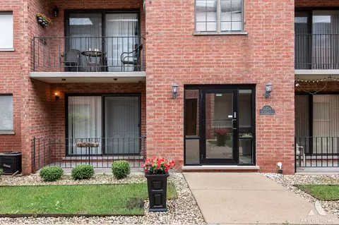 8424 W Catalpa Ave #101, Chicago, IL 60656