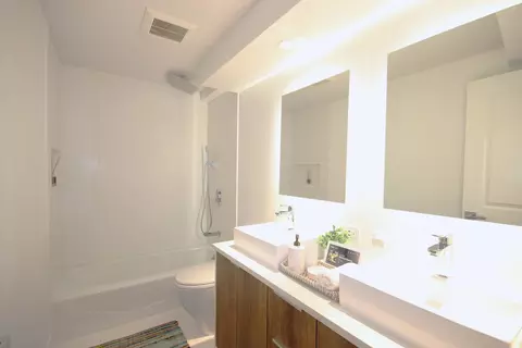 Bath - 1389 Perry St #402, Des Plaines, IL 60016 photo 1 of 3