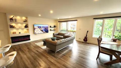 Living - 1389 Perry St #402, Des Plaines, IL 60016 photo 3 of 7