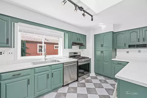 Kitchen - 418 Kipling Ct, Wheaton, IL 60187 photo 5 of 5