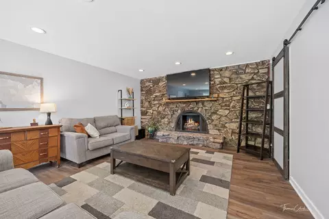 Living - 418 Kipling Ct, Wheaton, IL 60187 photo 4 of 4
