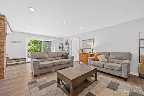 Living - 418 Kipling Ct, Wheaton, IL 60187 photo 3 of 4