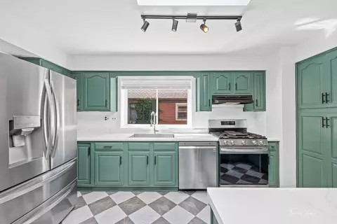 Kitchen - 418 Kipling Ct, Wheaton, IL 60187 photo 4 of 5