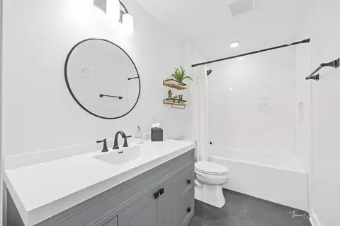 Bath - 418 Kipling Ct, Wheaton, IL 60187 photo 1 of 3
