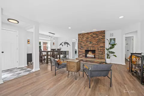 Living - 418 Kipling Ct, Wheaton, IL 60187 photo 2 of 4