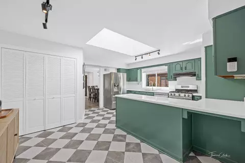 Kitchen - 418 Kipling Ct, Wheaton, IL 60187 photo 3 of 5