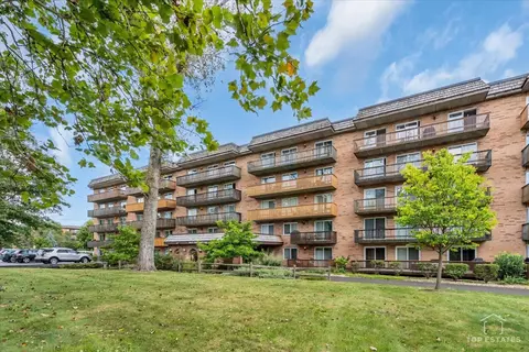 8025 Woodglen Ln #304, Downers Grove, IL 60516