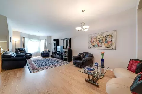 Living - 723 Prestwick Ln, Wheeling, IL 60090 photo 3 of 4
