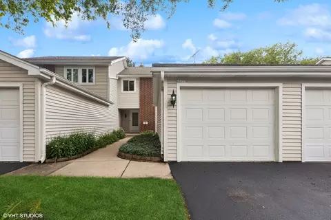 4 S779 Pinehurst Dr, Naperville, IL 60563