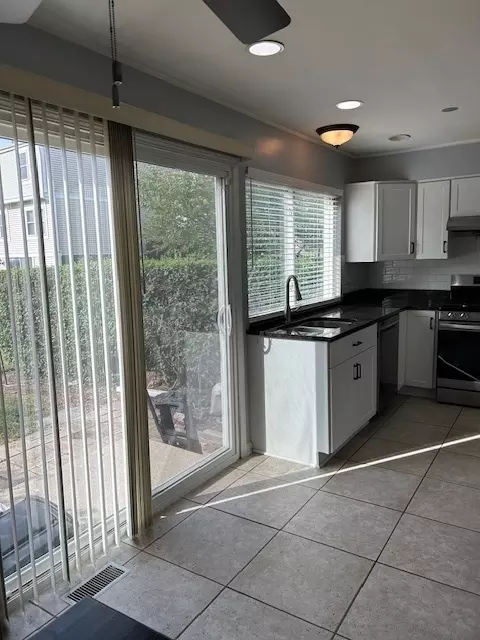 2093 Kettering Rd, Hoffman Estates, IL 60169 photo 9