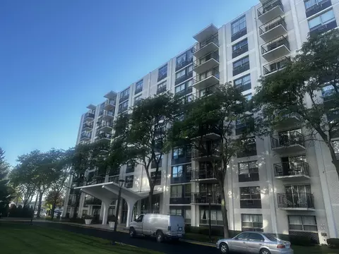 9009 Golf Rd #8A, Des Plaines, IL 60016