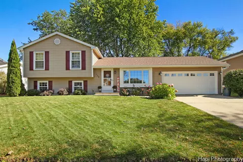 108 N Huntington Dr, Mchenry, IL 60050