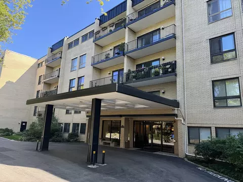 221 N Kenilworth Ave #206, Oak Park, IL 60302