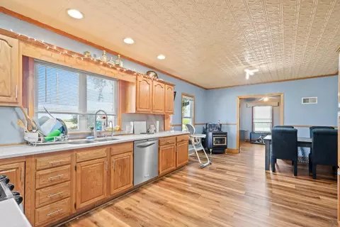 Kitchen - 1025 Long Rd, Harmon, IL 61042 photo 4 of 5