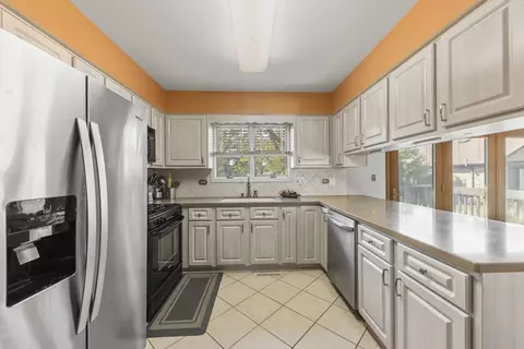 Kitchen - 1870 Golf View Dr, Bartlett, IL 60103 photo 2 of 4