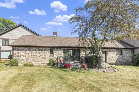 Exterior - 1870 Golf View Dr, Bartlett, IL 60103 photo 4 of 7