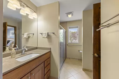 Bath - 1870 Golf View Dr, Bartlett, IL 60103 photo 2 of 4