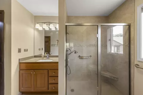 Bath - 1870 Golf View Dr, Bartlett, IL 60103 photo 3 of 4
