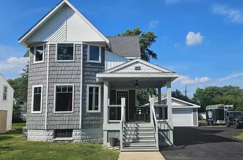459 W Sheffield St, Saint Anne, IL 60964
